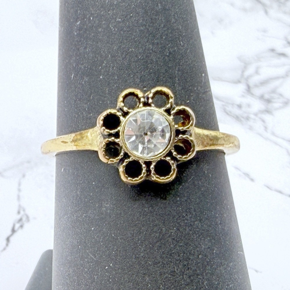 Tiny Flower Daisy Ring Colorless Stone Gold Tone Size 7.75 Delicate Stacking
